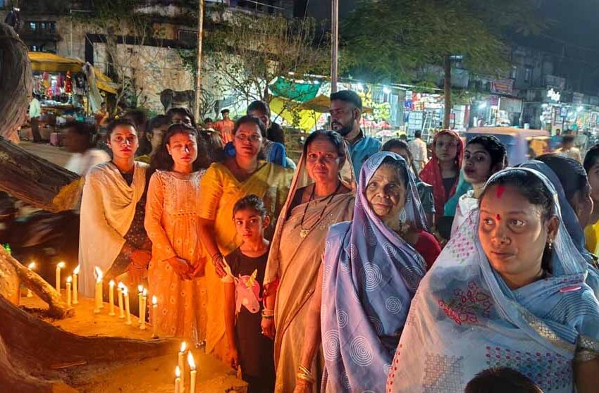  रानी अवंती चौक बस स्टैंड डिंड़ौरी में कैंडल जलाकर शांतिपूर्ण तरीके से मौन विरोध प्रदर्शन