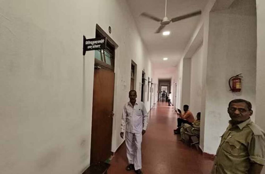  छतरपुर :तहसील में शराब पीते हुए आदिकारी का वीडियो वायरल, जांच के बाद करेंगे कार्रवाई