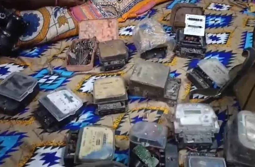  स्मार्ट मीटर ब्लॉक कर बिजली कंपनी को चूना लगाने वाले गिरोह का पर्दाफाश, सरगना फरार