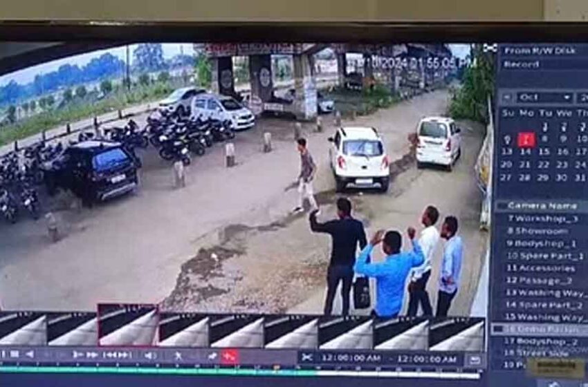  छत्तीसगढ़-जांजगीर चांपा में शोरूम से निकलते ही कार सवार ने चार बाइकों को मारी टक्कर