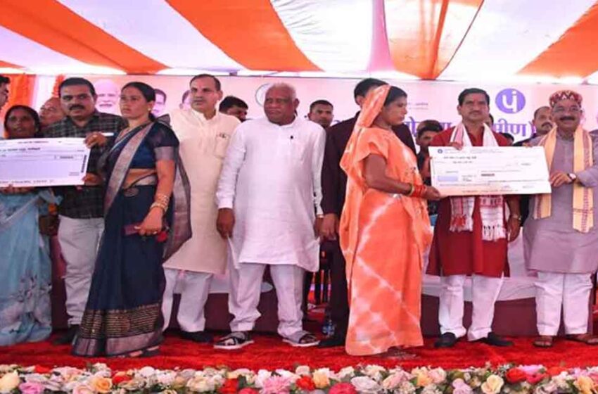  छत्तीसगढ़-मुंगेली में आवास मेला में 10 हितग्राहियों को घर की चाबी और 20 हजार को मिले स्वीकृति पत्र