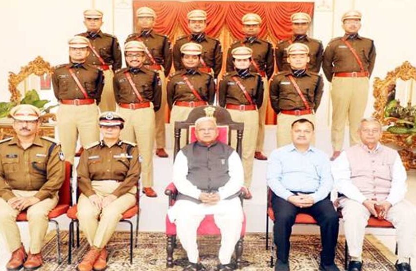  राज्यपाल मंगुभाई पटेल से प्रोबेशनर आई.पी.एस. अधिकारी मिले