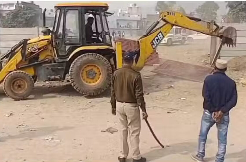  ग्वालियर में भू-माफिया के खिलाफ एक बार फिर बुलडोजर एक्शन, मंदिर की जमीन पर प्लॉट काटकर कॉलोनी बसाने की थी तैयारी