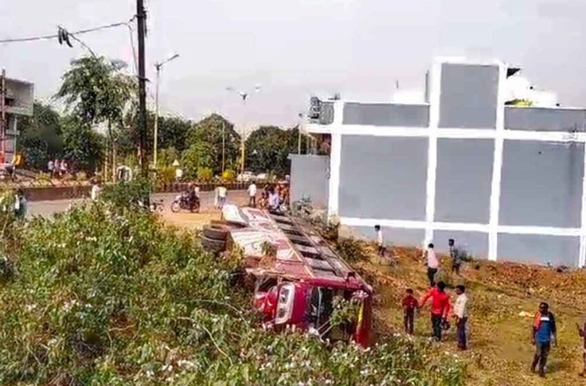  छत्तीसगढ़-बालोद में बस पलटने से दर्जनभर यात्री घायल