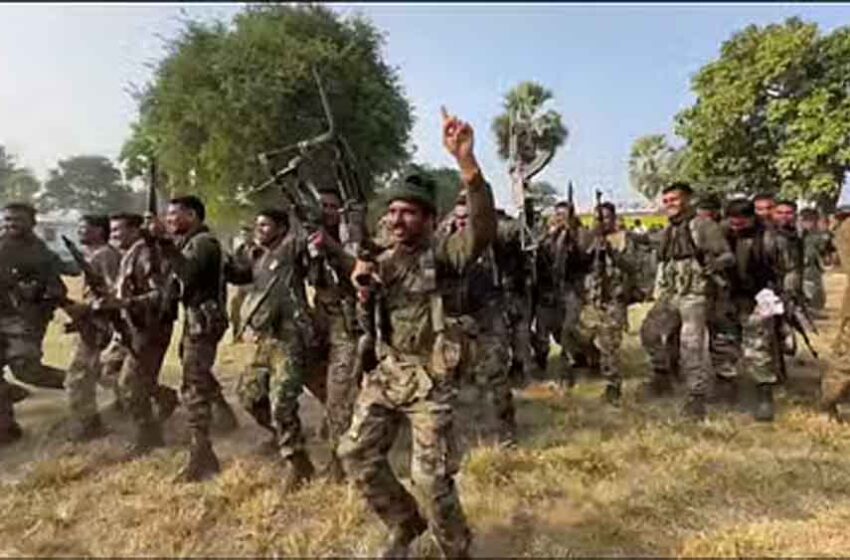  छत्तीसगढ़-सुकमा में 10 नक्सलियों को ढेर कर थिरके जवान