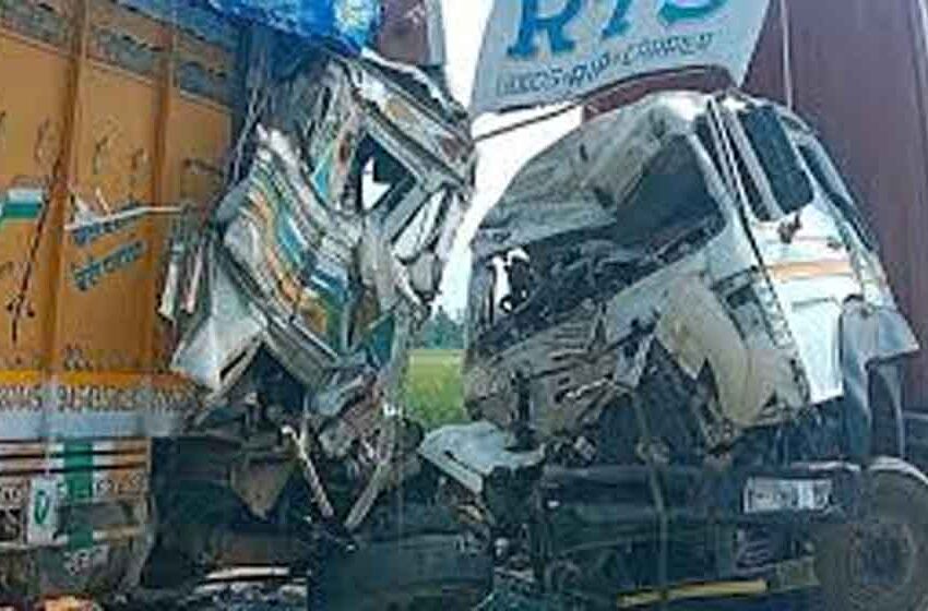  छत्तीसगढ़-कोंडागांव में 2 ट्रक आमने-सामने से भिड़े