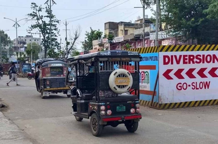  भोपाल शहर में आसान नहीं मेट्रो की राह, बैरसिया रोड पर करोंद चौराहे से लेकर सिंधी कालोनी तक मृदा परीक्षण का काम किया जा रहा है