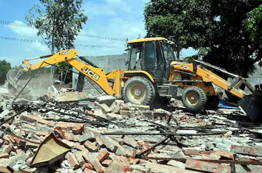  CM मोहन के बुलडोजर ने तोड़ी मस्जिद के बगल में बन रही दुकान और गोदाम