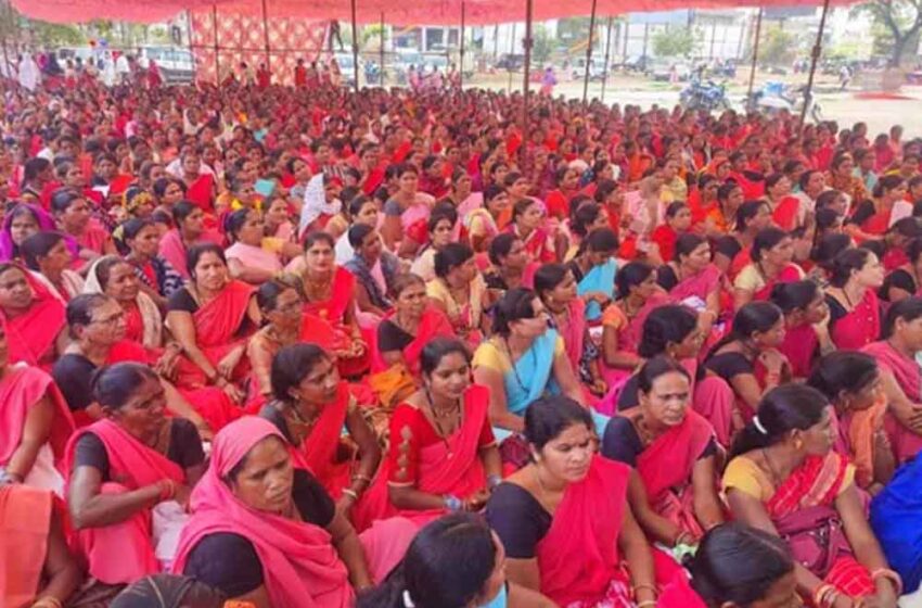  छत्तीसगढ़-बालोद में मितानिन 50 प्रतिशत मानदेय बढ़ाने और संविलियन करने धरने पर बैठीं
