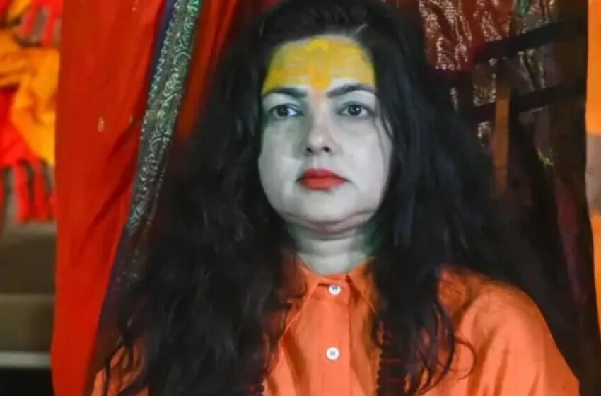  ममता कुलकर्णी को बड़ा झटका, किन्नर अखाड़े से निष्‍कासित, लक्ष्‍मी त्र‍िपाठी भी आचार्य महामंडलेश्वर के पद से हटाई गईं