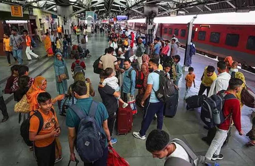  रेलमंडल ने बिना टिकट यात्रा कर रहे लोगों से वसूले 3 लाख  रुपए,बंपर कमाई