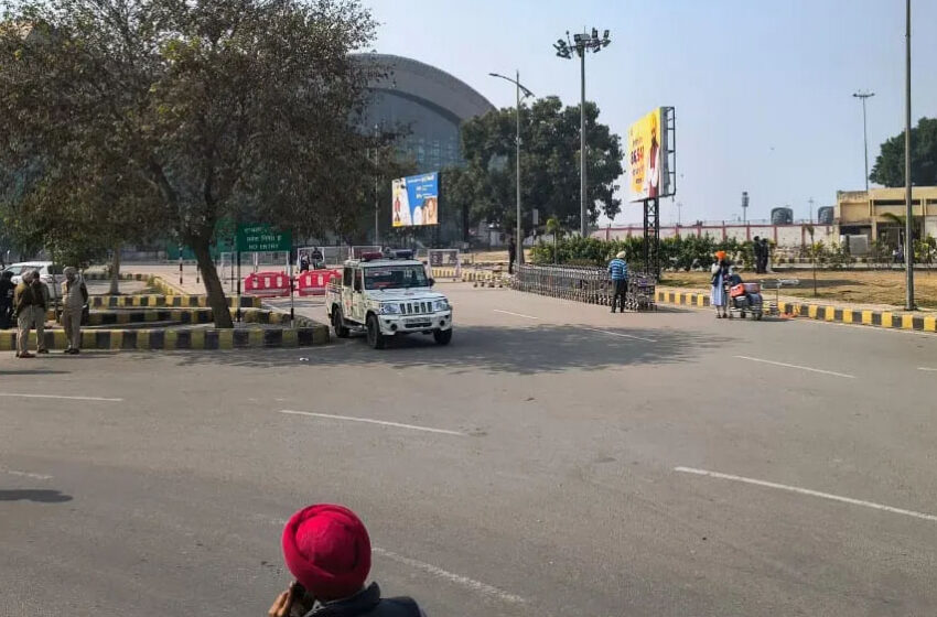  US से डिपोर्ट किए गए भारतीयों को लेकर आ रही फ्लाइट की अमृतसर में हुई लैंडिंग