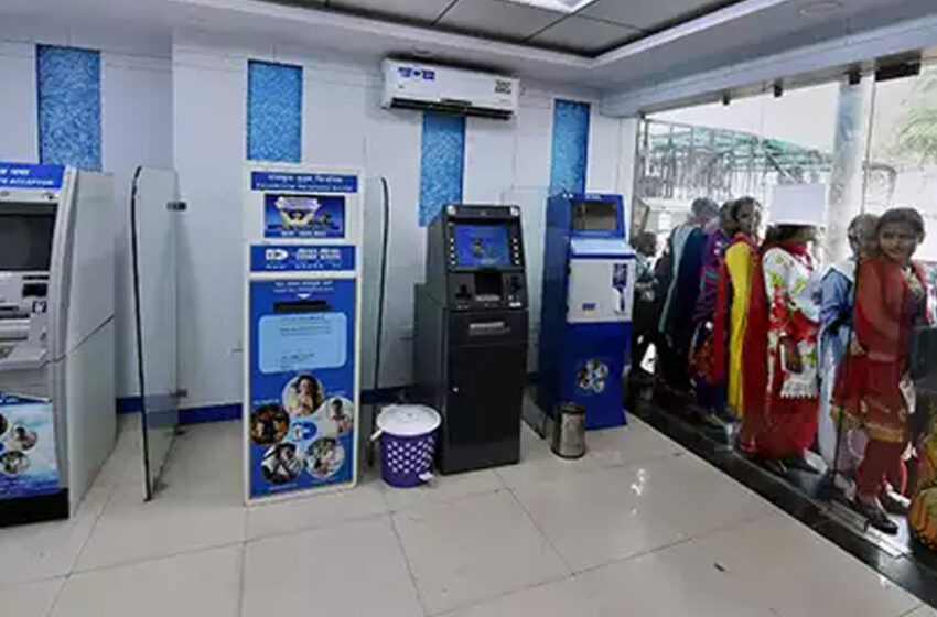  देश में आखिर तेजी से क्यों बंद कर रहे हैं ATM?RBI की रिपोर्ट में हुआ बड़ा खुलासा