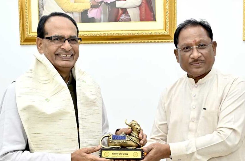  मुख्यमंत्री साय ने  केंद्रीय मंत्री चौहान का छत्तीसगढ़ में स्वागत करते हुए, बस्तर आर्ट का प्रतीक चिन्ह व शॉल भेंट किया