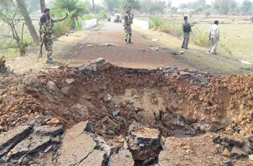  तेलंगाना में नक्सलियों  ने किया ब्लास्ट, 3 पुलिसकर्मी शहीद, कई घायल