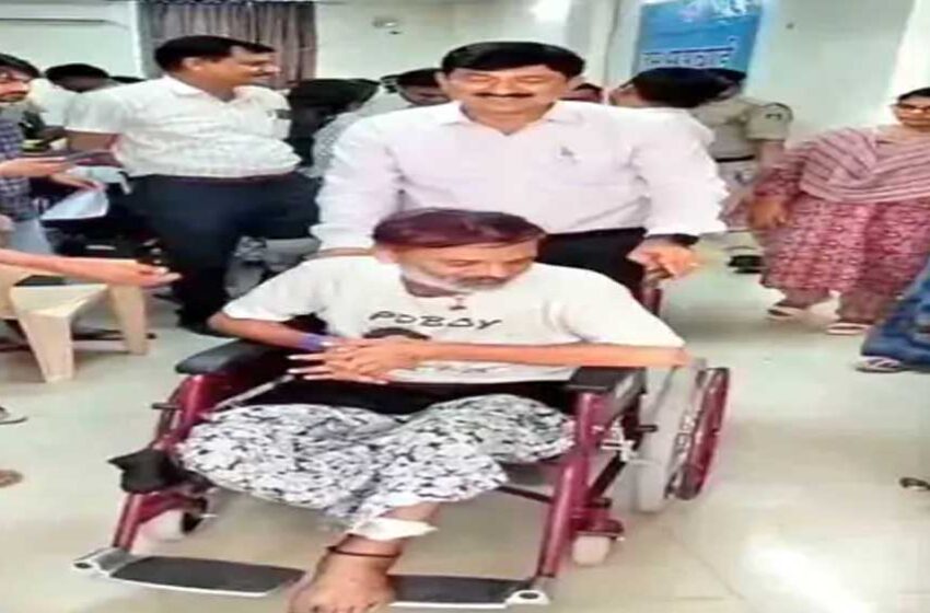  गुना कलेक्टर के तेवर बदले जनसुनवाई में दिव्यांग को खुद व्हील चेयर पर बिठाकर भेजा