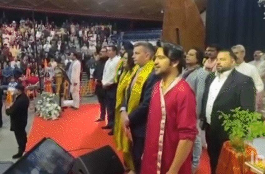  न्यूजीलैंड के प्रधानमंत्री ने बाबा बागेश्वर से की मुलाकात, धीरेंद्र शास्त्री ने सुनाई हनुमानजी की कथा