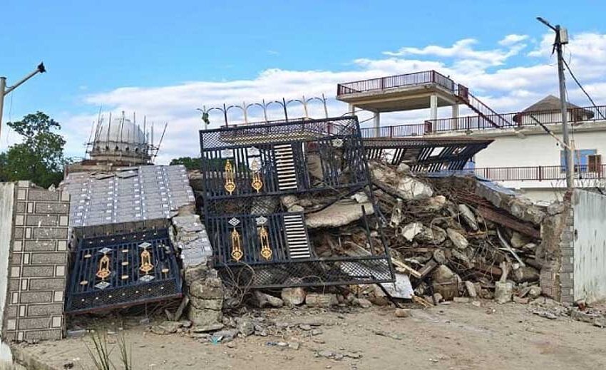  छांगुर बाबा की आलीशान कोठी को प्रशासन ने बुलडोजर से ध्वस्त किया, अब  ध्वस्तीकरण का खर्चा भी वसूला जाएगा