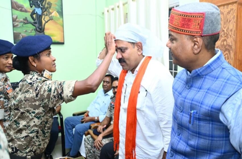  सरेंडर के बाद दंतेश्वरी फाइटर्स में शामिल महिला ने गृहमंत्री समेत अधिकारियों को बांधी राखी