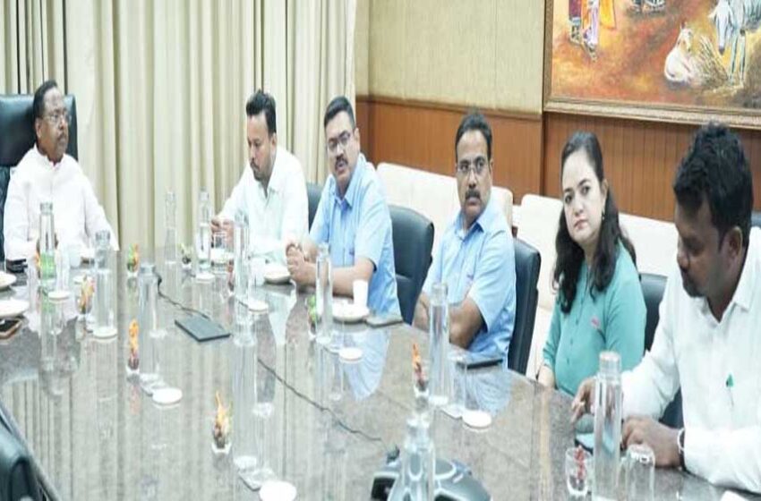  मंत्री  रामविचार नेताम आनंद जिले के प्रसिद्ध अमूल प्रोसेसिंग प्लांट का किया अवलोकन