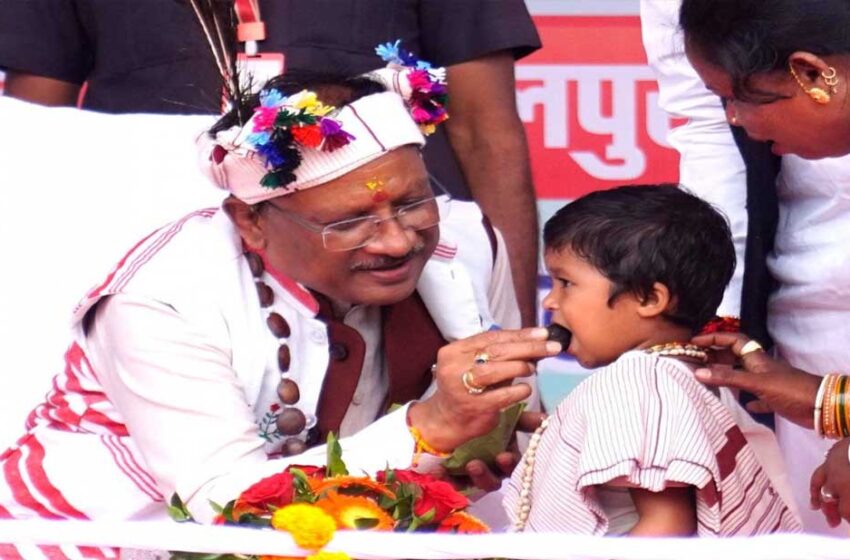  मुख्यमंत्री साय का स्नेहभरा अंदाज़, नन्ही भूमिका को महुआ लड्डू खिलाकर किया दुलार
