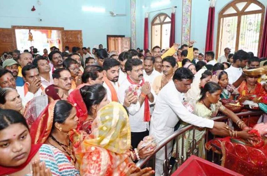  बस्तर पहुंचे डिप्टी सीएम विजय शर्मा, मां दंतेश्वरी के किए दर्शन