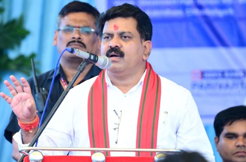  डिजिटल बोर्ड से शिक्षिका ने उपमुख्यमंत्री को पढ़ाई हृदय की संरचना एवं बैटरी की कार्यप्रणाली