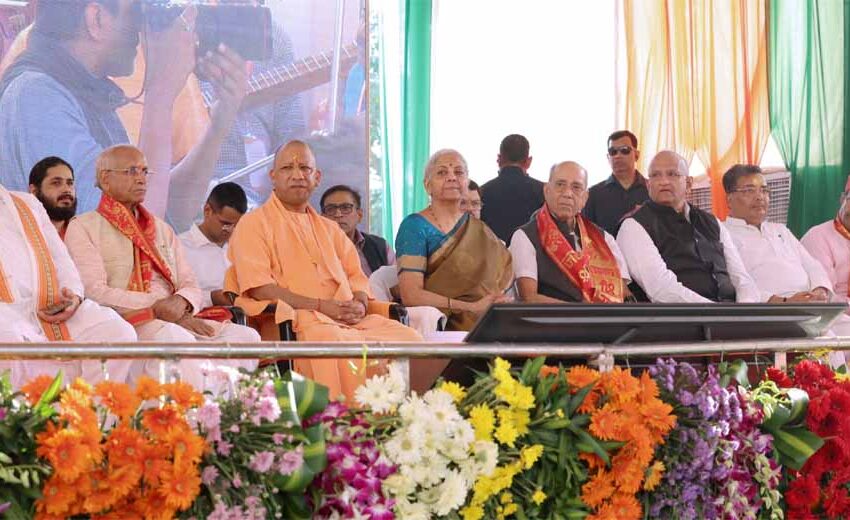  वित्त मंत्री निर्मला सीतारमण व सीएम योगी आदित्यनाथ ने किया दक्षिण के तीन संतों की मूर्तियों का अनावरण