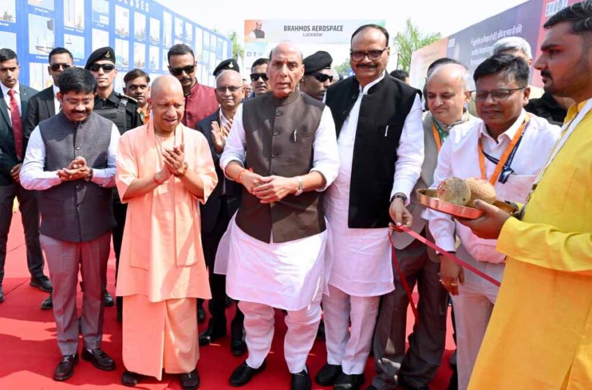  लखनऊ में आयोजित कार्यक्रमों में रक्षा मंत्री ने मुख्यमंत्री योगी आदित्यनाथ की मुक्त कंठ से की प्रशंसा