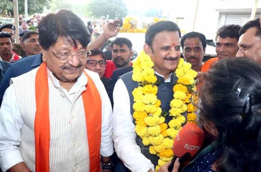  रीवा से पहली फ्लाईट देवी अहिल्या एयरपोर्ट आयी, विंध्य क्षेत्र के नागरिको में खुशी की लहर