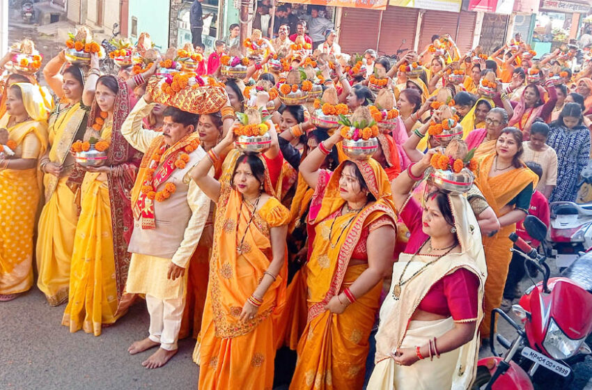  51 कलश सिर पर लेकर चलीं महिलाएं, जमकर थिरकें श्रद्धालु
