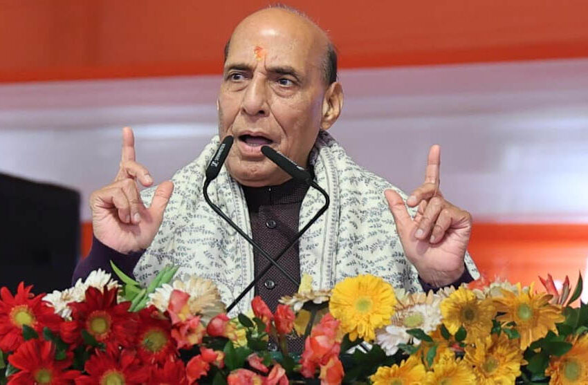  श्री राम जन्मभूमि परिसर में मां अन्नपूर्णा मंदिर के शिखर पर रक्षा मंत्री ने की धर्मध्वजा की स्थापना