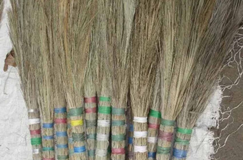  कहीं आप भी तो नहीं कर रहे झाड़ू से जुड़ी यह भूल? मां लक्ष्मी हो सकती हैं रुष्ट