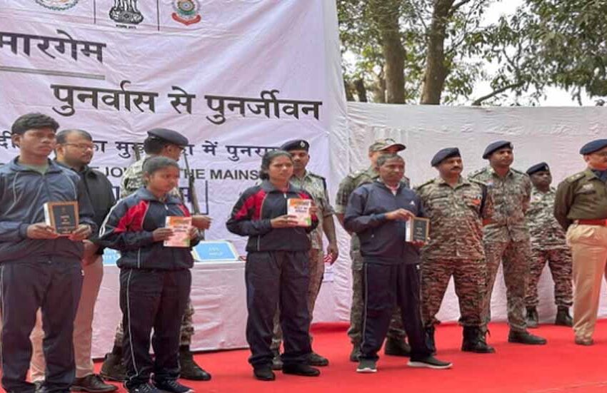  सुकमा में चार माओवादियों का सरेंडर, दो महिला नक्सली भी शामिल, इनामी थे सभी