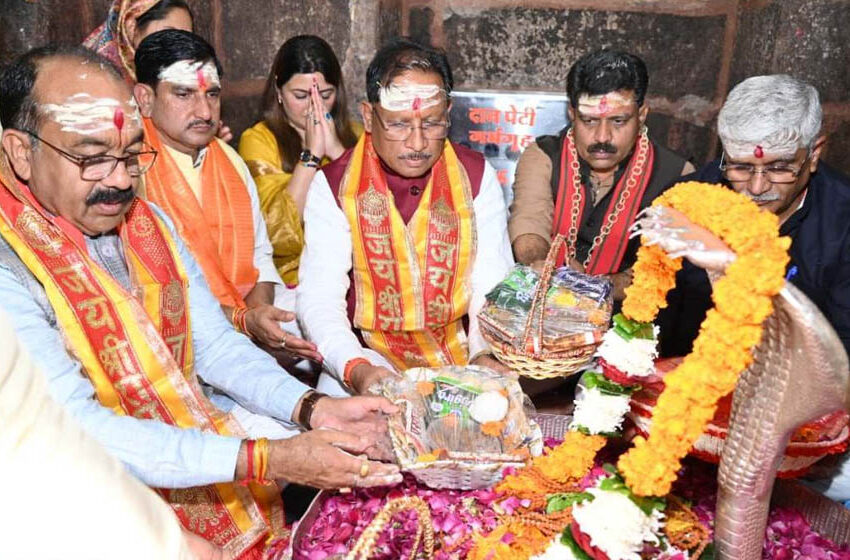  रायपुर: नववर्ष पर मुख्यमंत्री विष्णुदेव साय और केंद्रीय मंत्री ने भोरमदेव मंदिर में की पूजा