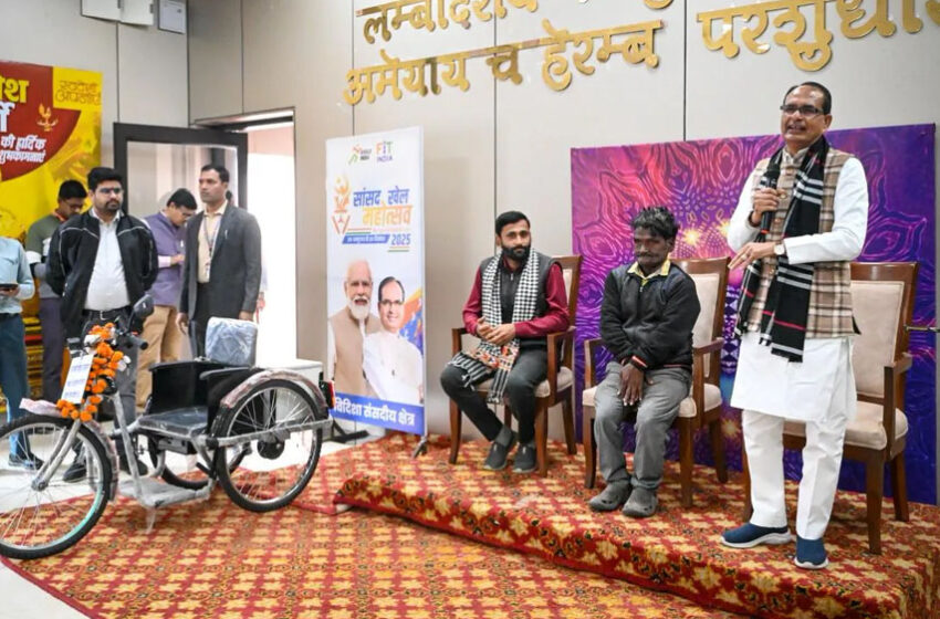  शिवराज ने निभाया वादा: दिव्यांग दोस्त को दी मोटराइज्ड ट्राईसाइकिल, अब बहुदिव्यांगों की करेंगे तलाश