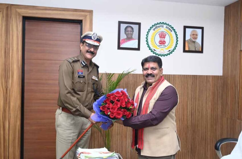  नवनियुक्त पुलिस कमिश्नर संजीव शुक्ला ने उपमुख्यमंत्री विजय शर्मा से भेंट की